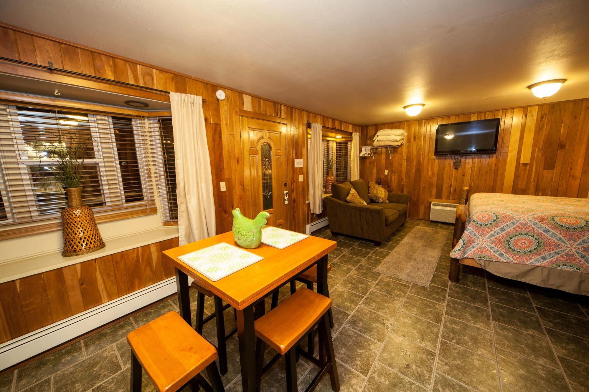Log Cabin Lodge & Suites Jones Mills Екстериор снимка