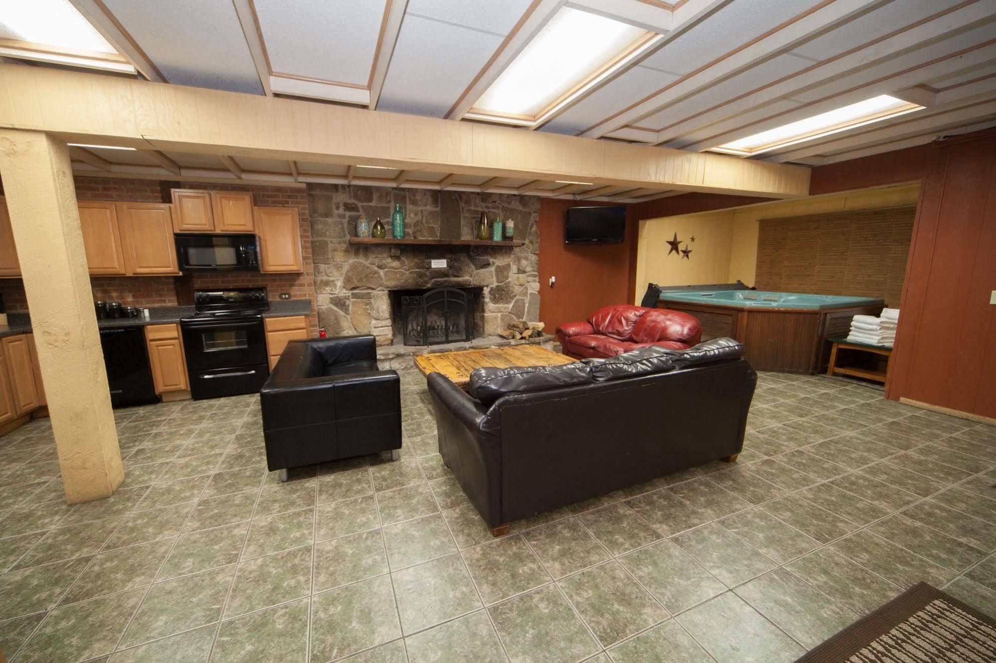 Log Cabin Lodge & Suites Jones Mills Екстериор снимка
