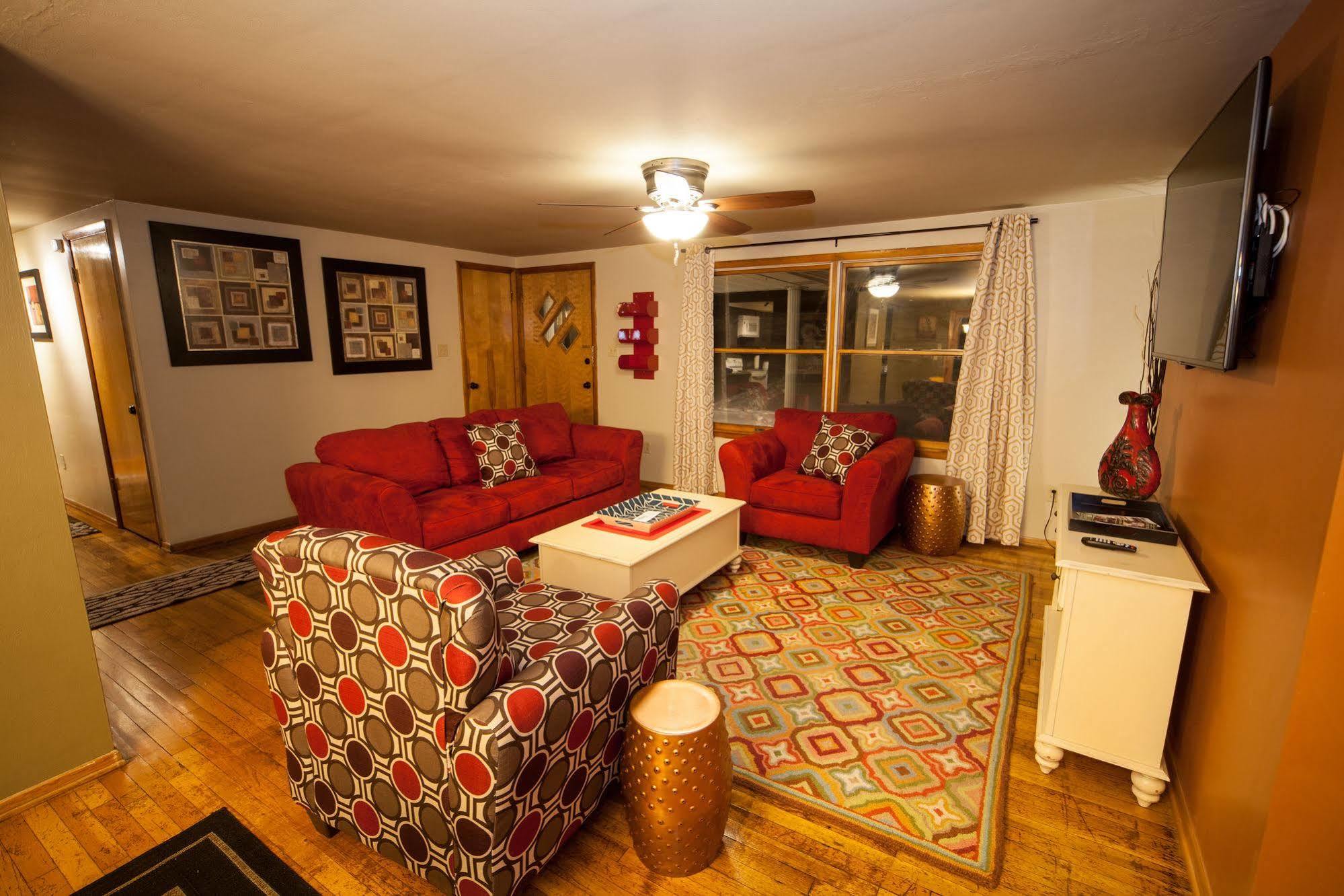 Log Cabin Lodge & Suites Jones Mills Екстериор снимка
