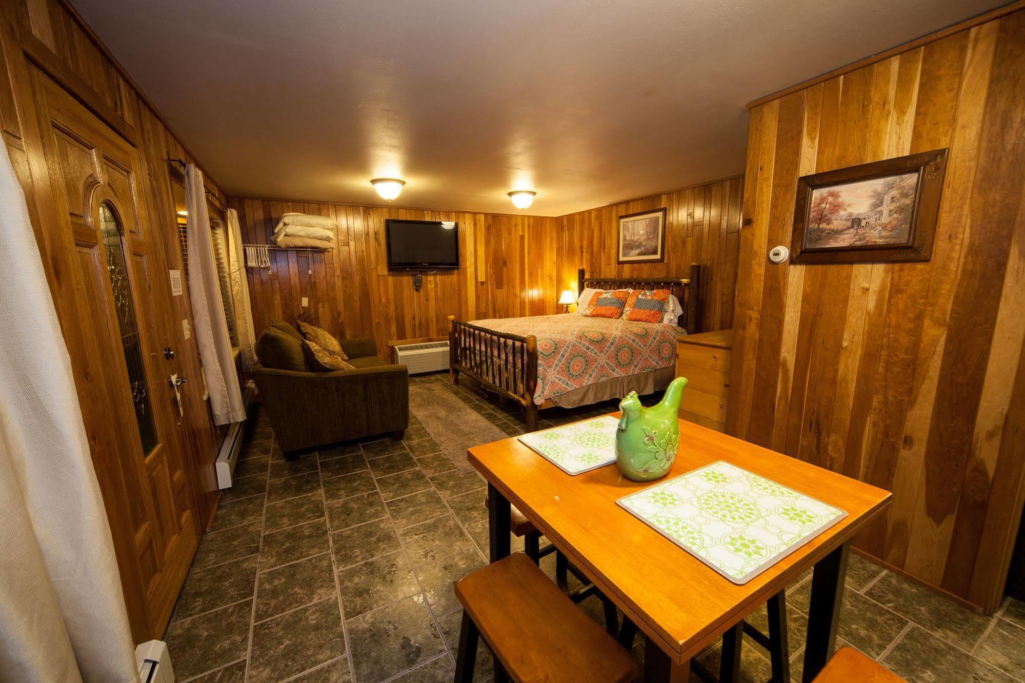 Log Cabin Lodge & Suites Jones Mills Екстериор снимка