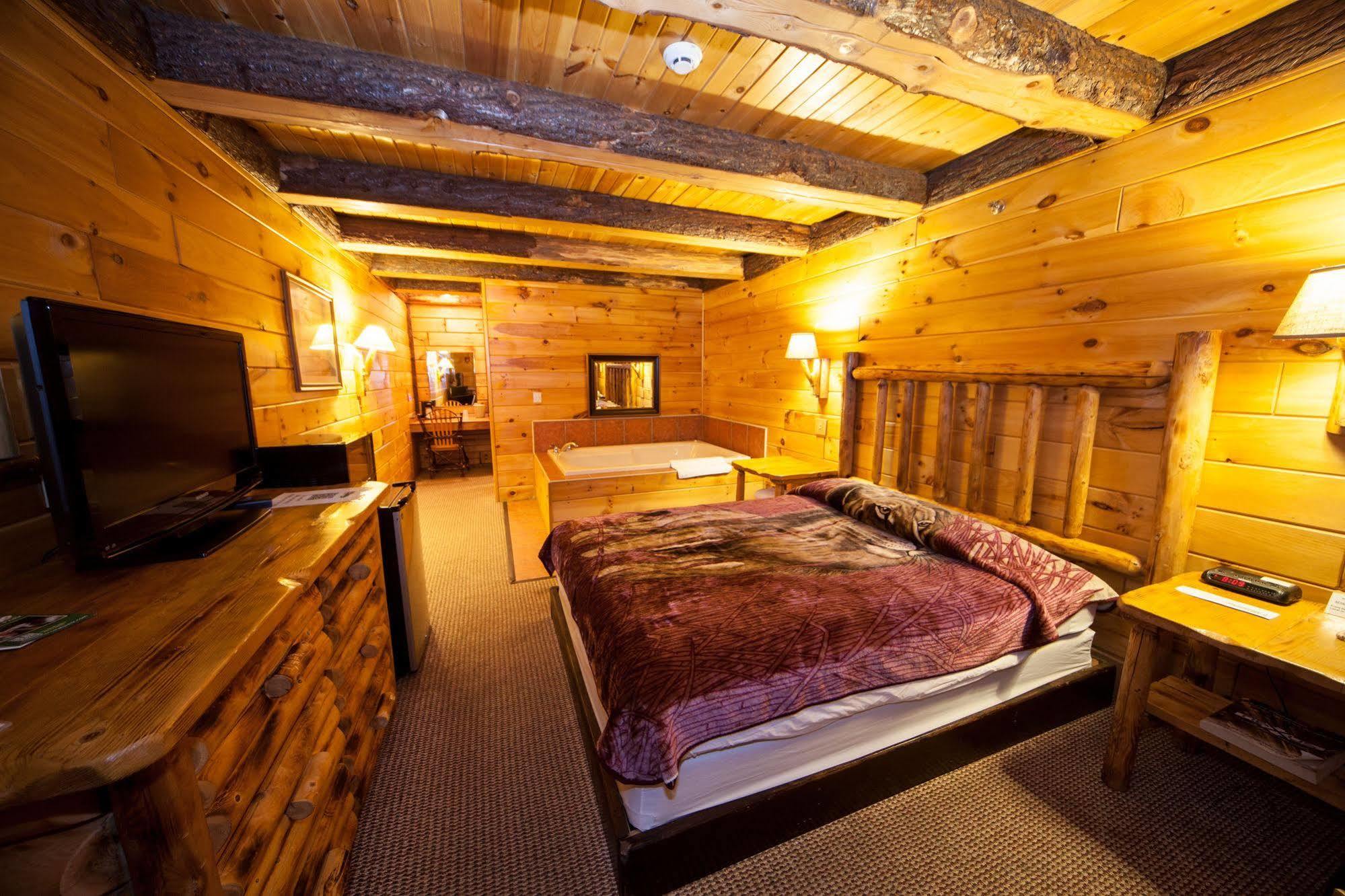 Log Cabin Lodge & Suites Jones Mills Екстериор снимка
