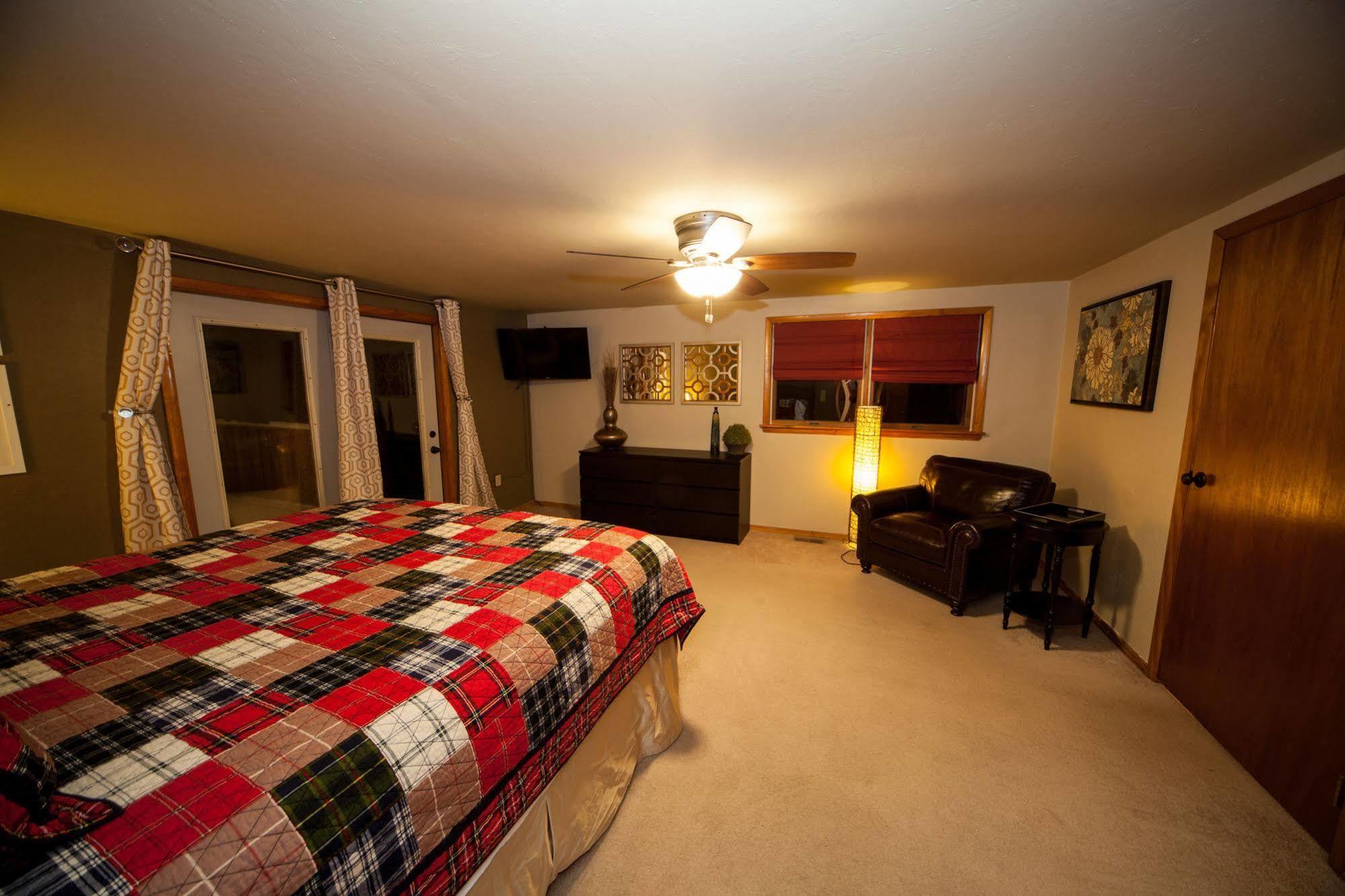 Log Cabin Lodge & Suites Jones Mills Екстериор снимка
