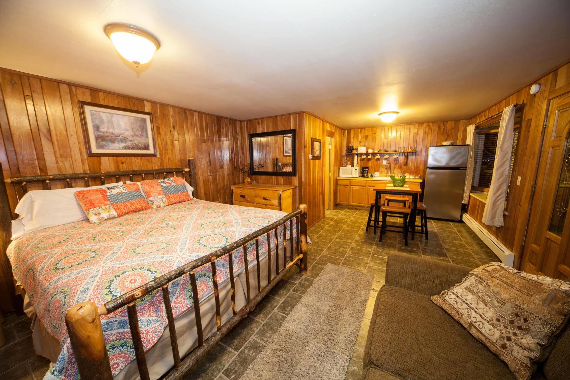 Log Cabin Lodge & Suites Jones Mills Екстериор снимка