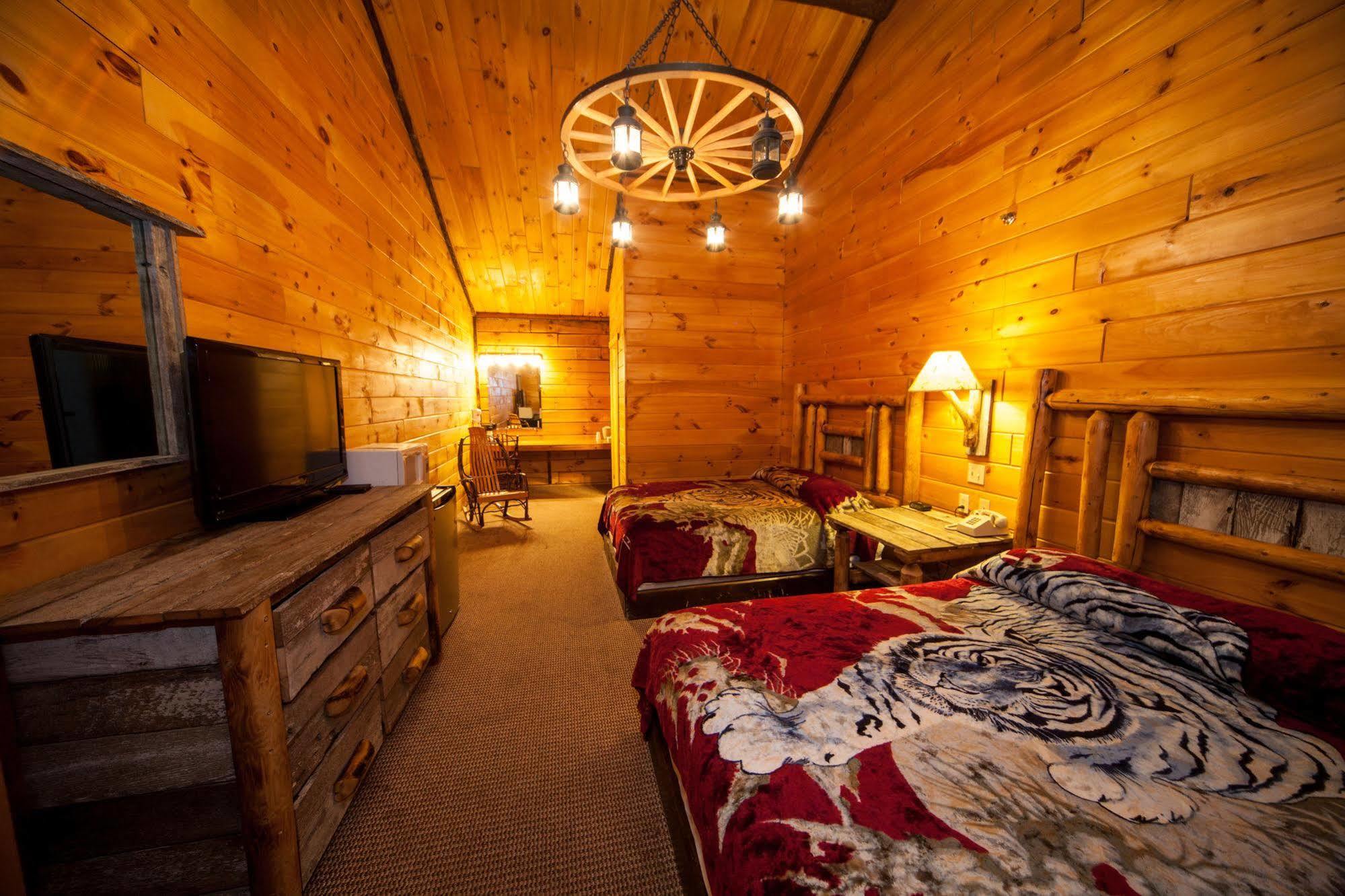 Log Cabin Lodge & Suites Jones Mills Екстериор снимка