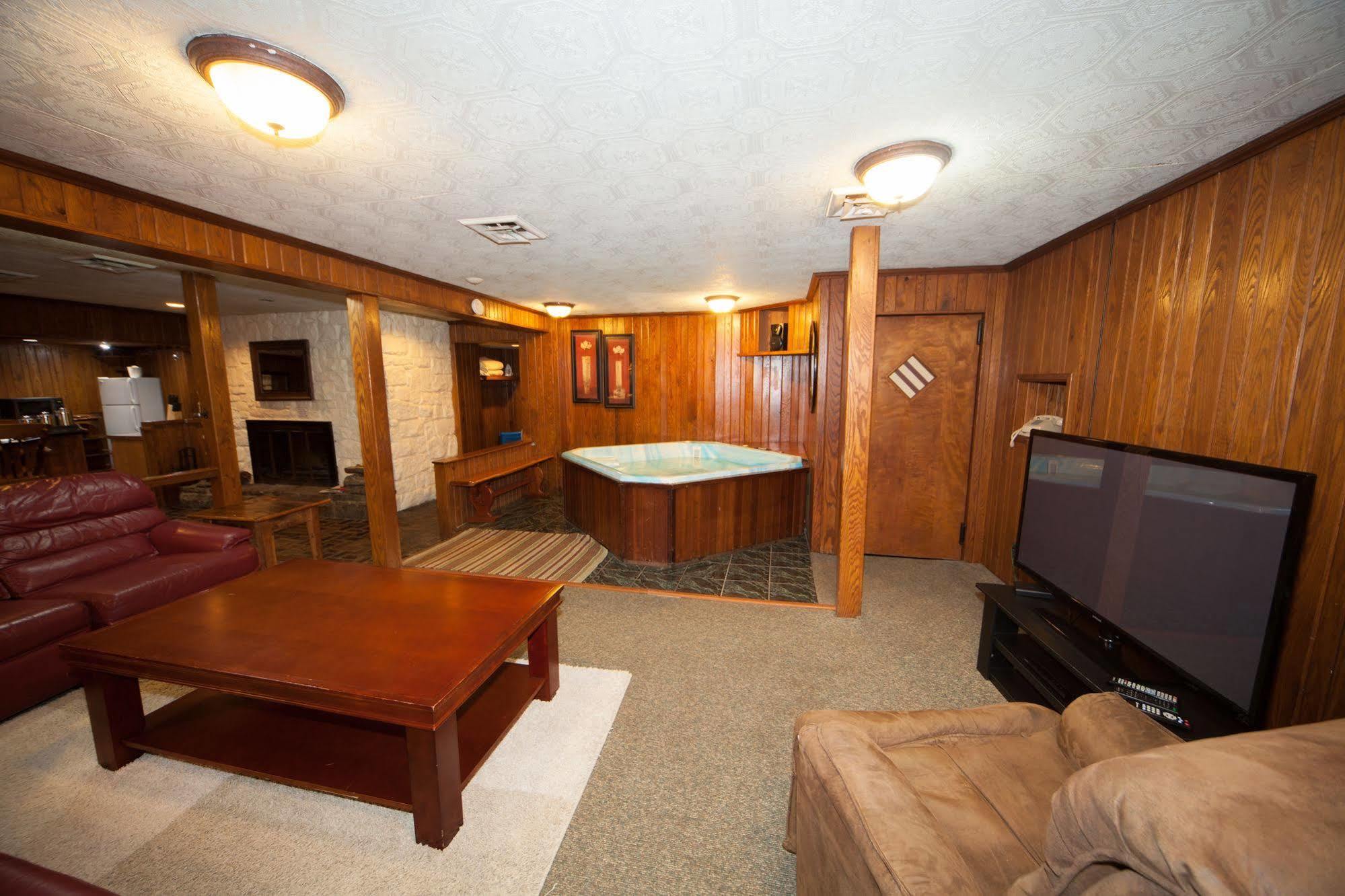 Log Cabin Lodge & Suites Jones Mills Екстериор снимка