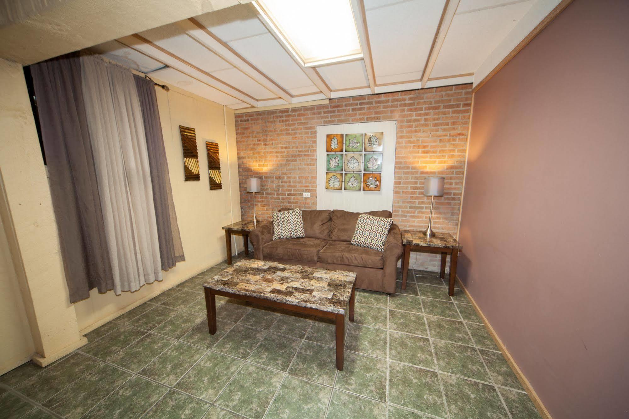 Log Cabin Lodge & Suites Jones Mills Екстериор снимка