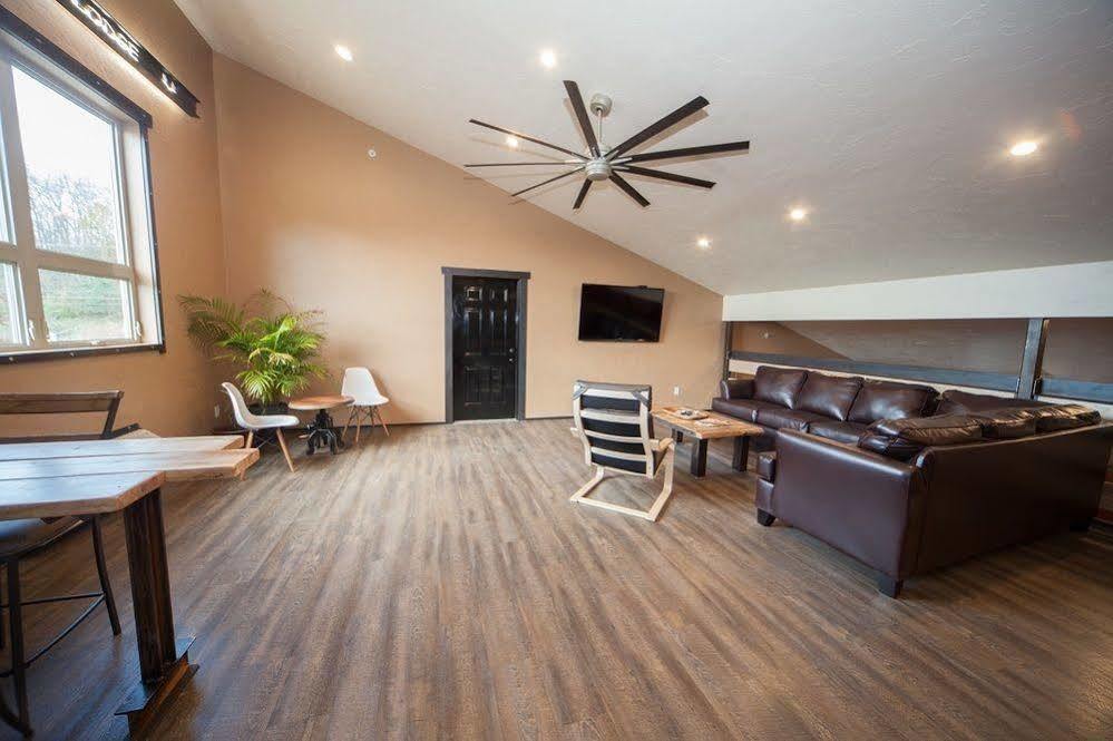 Log Cabin Lodge & Suites Jones Mills Екстериор снимка