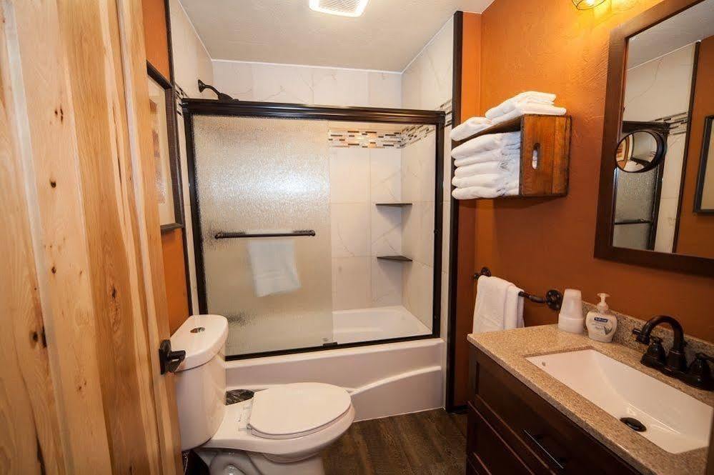 Log Cabin Lodge & Suites Jones Mills Екстериор снимка