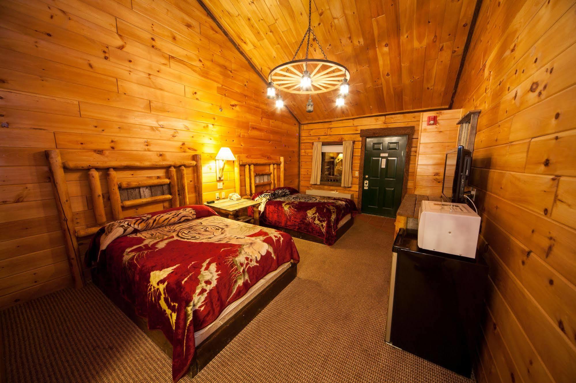 Log Cabin Lodge & Suites Jones Mills Екстериор снимка