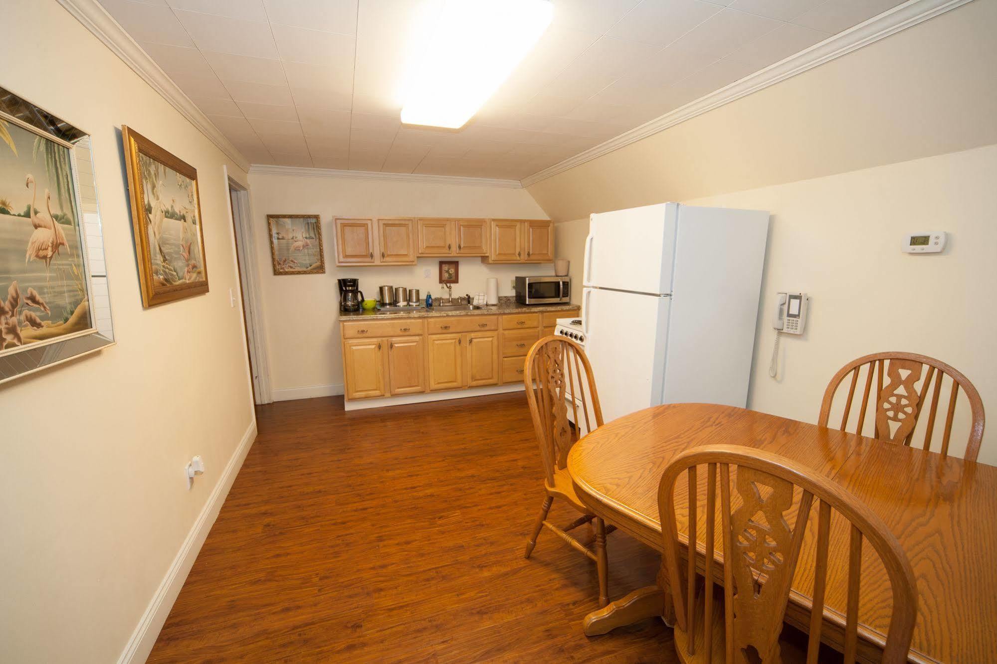 Log Cabin Lodge & Suites Jones Mills Екстериор снимка