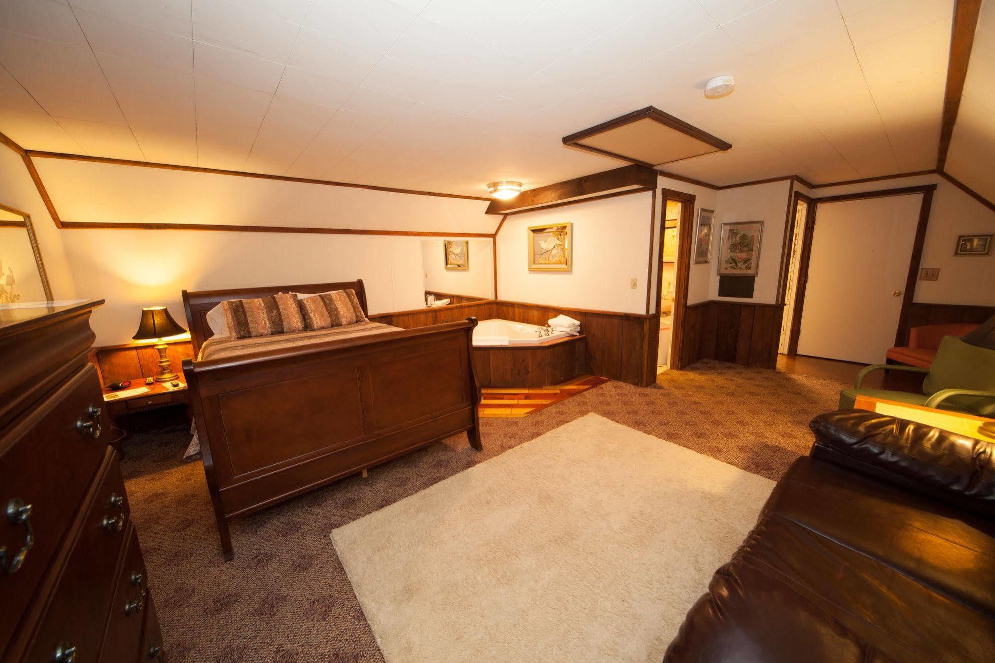 Log Cabin Lodge & Suites Jones Mills Екстериор снимка